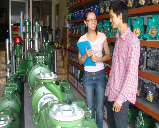 Tại các cửa hàng có rất nhiều sản phẩm để người tiêu dùng lựa chọn Tại các cửa hàng có rất nhiều sản phẩm để người tiêu dùng lựa chọn