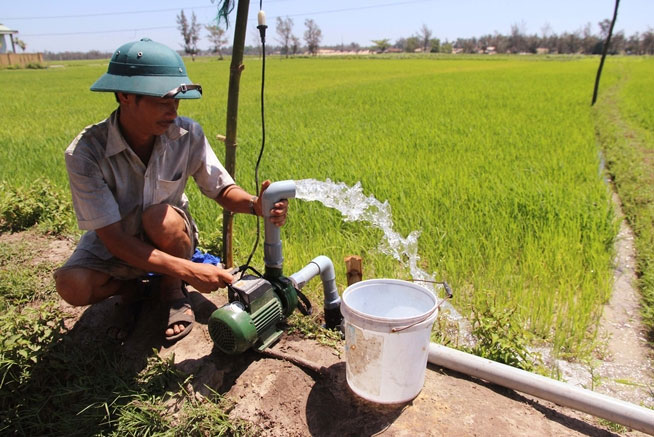 Sử dụng máy bơm nước tưới ruộng ở nông thôn